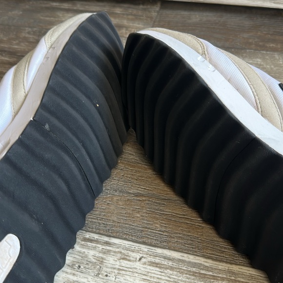 Nike Men's Nike White and Beige Sneakers - Picture 10 of 12